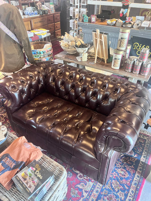 Tom - Chesterfield Loveseat